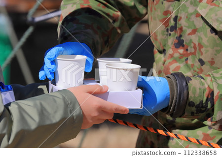 自衛隊施粥處訓練：提供熱食 112338658