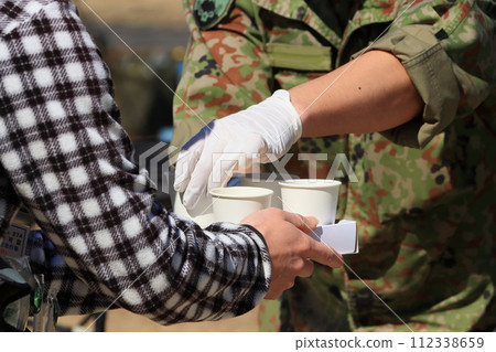自衛隊施粥處訓練：提供熱食 112338659