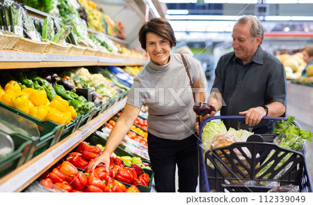 Husband and wife choose quality pepper 112339049