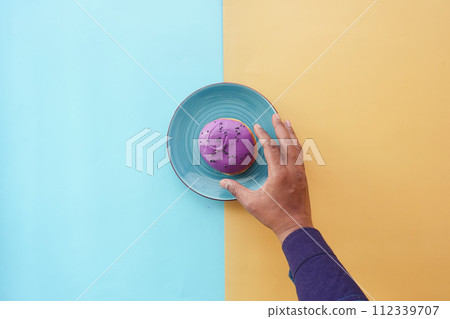 hand holding fresh donuts top view hand holding fresh donuts top view 112339707