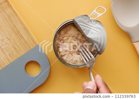 canned tuna on wooden table , canned tuna on wooden table , 112339763