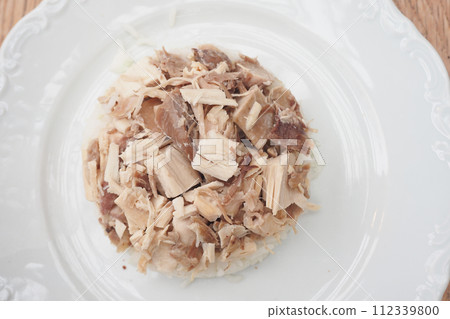 Boiled chicken, steamed rice, pink plate. 112339800