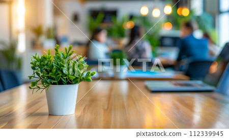 現代當代辦公室。輕鬆的工作環境的圖像。散景照片。 現代當代辦公室。輕鬆的工作環境的圖像。散景照片。 112339945