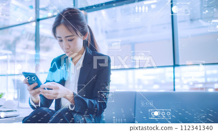 在智慧辦公室中擁有發光數據介面的職業女性。 112341340