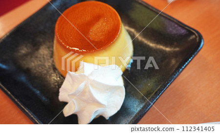 Japanese conveyor belt sushi menu (dessert pudding) 112341405