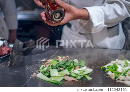 【#鐵板燒】廚師親手炒蔬菜 112342161