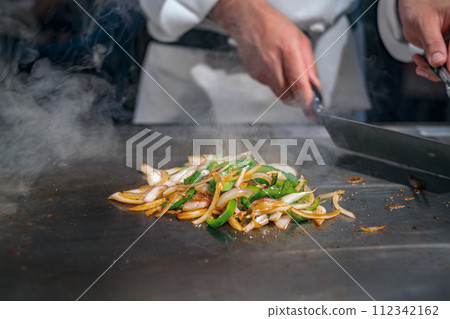 【#鐵板燒】廚師親手炒蔬菜 112342162