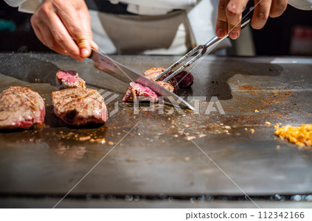 [#Teppanyaki] Chef's hand grilling steak meat 112342166
