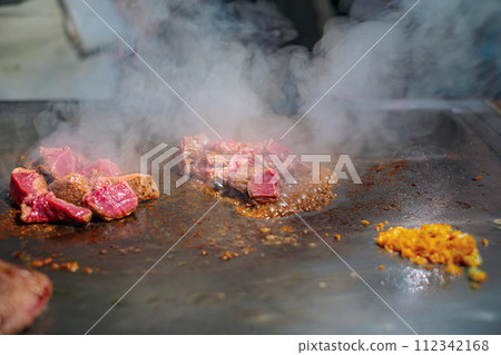 [#Teppanyaki] Chef's hand grilling steak meat 112342168