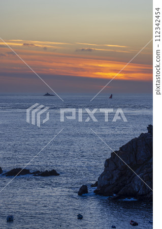 Coast with Phare de la Vieille near Pointe du Raz, Brittany, France 112342454