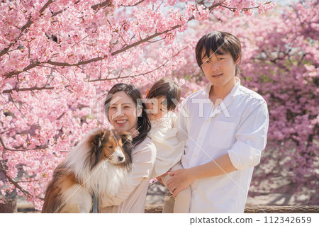 櫻花下的全家福 櫻花下的全家福 112342659