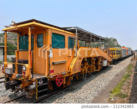 The ballast tamping machine is parking. The ballast tamping machine is parking. 112342865