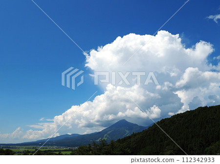 夏日的午後，萬代山上空升起了巨大的白色積雨雲，在藍天的襯托下顯得格外美麗。 112342933