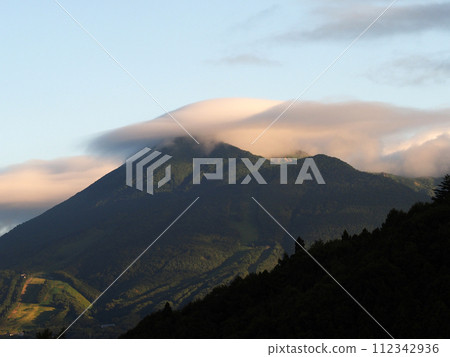夏季，霞光映照下的粉紅色雲朵像帽子一樣懸掛在磐梯山的山頂上，營造出令人印象深刻的美麗景象。 112342936