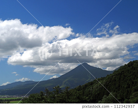 夏日午後，盤梯山上空白雲遮蓋，避開了山頂，在藍天的襯托下顯得雄偉美麗。 112342937