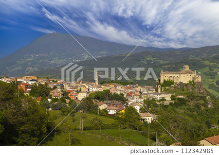 Bardi castle (Castello di Bardi) with town, province of Parma, Emilia Romagna 112342985