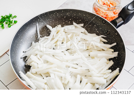 蘿蔔絲放入油鍋中煎熟 112343137