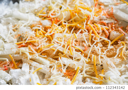 Add cheese to the shredded daikon radish roasted in a frying pan Add cheese to the shredded daikon radish roasted in a frying pan 112343142