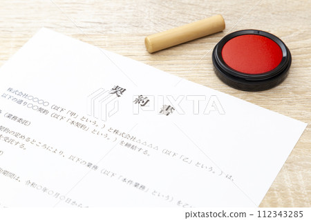 contract on the desk 112343285