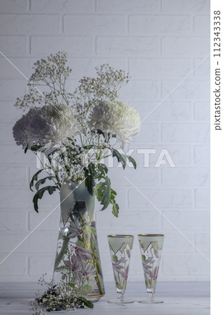bouquet of white chrysanthemums and gypsophila paniculata 112343338