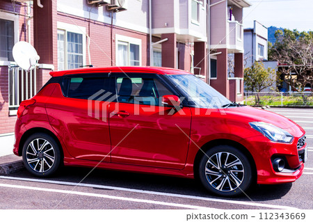 建築和紅色汽車 建築和紅色汽車 112343669