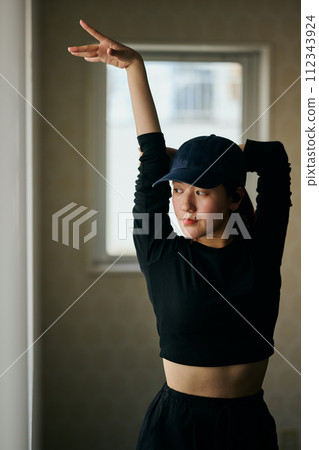 young woman practicing dance 112343924