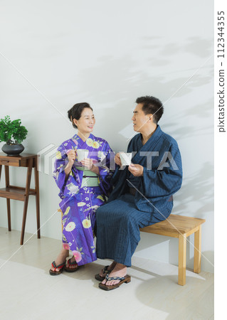 Middle-aged couple in yukata 112344355