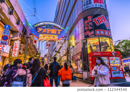 新年第一天，日本東京阿美橫町的城市景觀擠滿了遊客。不需要感冒。 Kasho...新年的希望之光 112344540
