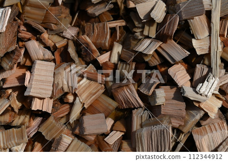 Wood chips: A product made by crushing wood 112344912