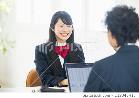 穿制服的高中女生 112345415