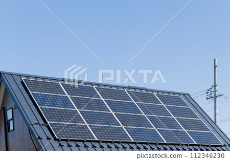 安裝了太陽能電池板和清澈藍天的住宅屋頂。 安裝了太陽能電池板和清澈藍天的住宅屋頂。 112346230