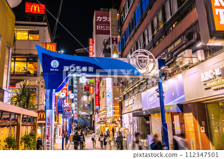 日本橫濱城市景觀三月。橫濱車站前西口第五大道景觀 日本橫濱城市景觀三月。橫濱車站前西口第五大道景觀 112347501