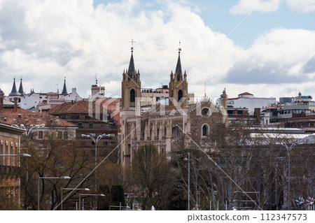 Cityscape of central Madrid. Church of Los Jeronimos 112347573