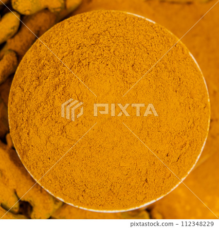 Turmeric powder, spices and dried root top view Turmeric powder, spices and dried root top view 112348229