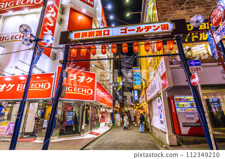 日本橫濱城市景觀三月。橫濱站西口眺望黃金街等 日本橫濱城市景觀三月。橫濱站西口眺望黃金街等 112349210
