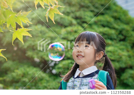 Girl and soap bubbles (AI generated material) 112350288