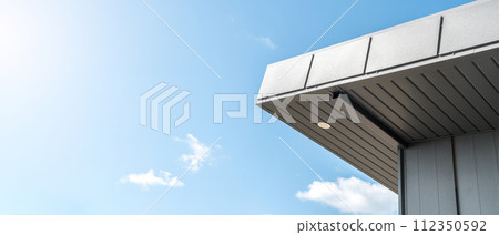 Guest house with panoramic glazing and flat roof in park Guest house with panoramic glazing and flat roof in park 112350592