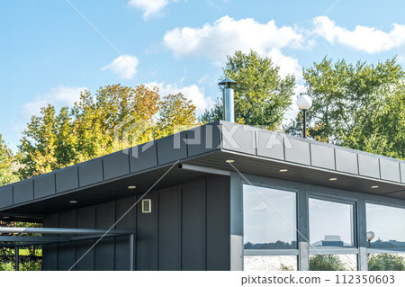 Guest house with panoramic glazing and flat roof in park Guest house with panoramic glazing and flat roof in park 112350603