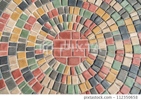Round colorful paving stones in urban park landscaping design. Tile circles in garden as background Round colorful paving stones in urban park landscaping design. Tile circles in garden as background 112350658