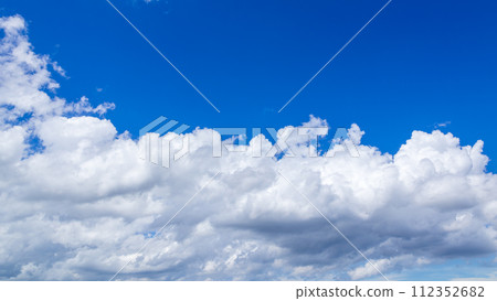 Many clouds flowing in the summer blue sky Many clouds flowing in the summer blue sky 112352682