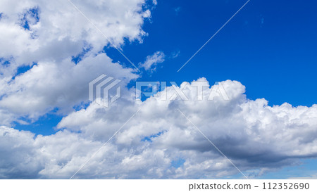 許多雲彩在夏天的藍天上流動 112352690