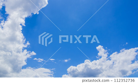 許多雲彩在夏天的藍天上流動 許多雲彩在夏天的藍天上流動 112352736