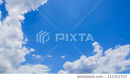 許多雲彩在夏天的藍天上流動 許多雲彩在夏天的藍天上流動 112352737