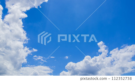 許多雲彩在夏天的藍天上流動 許多雲彩在夏天的藍天上流動 112352738