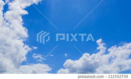 許多雲彩在夏天的藍天上流動 112352739