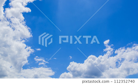 許多雲彩在夏天的藍天上流動 112352740