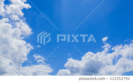 許多雲彩在夏天的藍天上流動 112352742