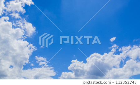 許多雲彩在夏天的藍天上流動 許多雲彩在夏天的藍天上流動 112352743
