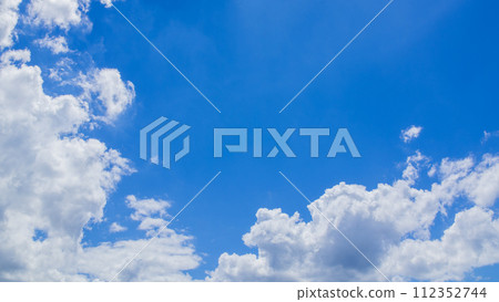 許多雲彩在夏天的藍天上流動 許多雲彩在夏天的藍天上流動 112352744