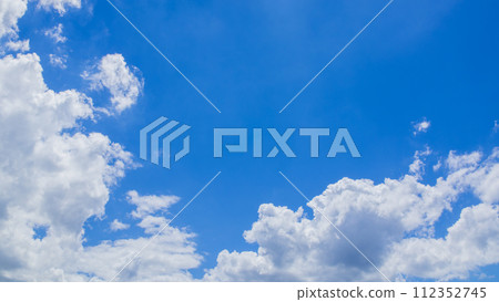 許多雲彩在夏天的藍天上流動 112352745